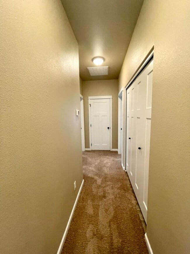 Building Photo - Beautiful 3 Bedroom Single Level home in SE Bend!