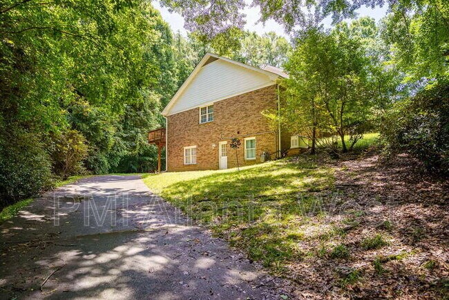 Building Photo - 2215 Spalding Dr