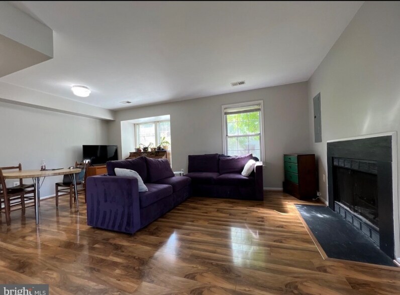 Building Photo - 14370 Gringsby Ct