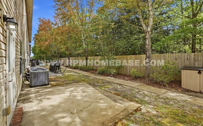 Building Photo - Contemporary 3 Bed 3 Bath Townhome Just 4 Miles from Navarre Beach