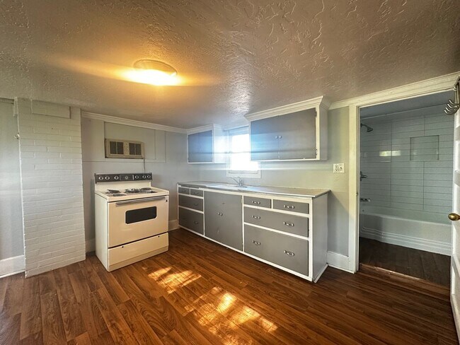 Building Photo - 740 E 800 S