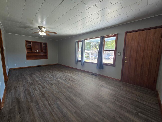 Building Photo - 3 bed 1 bath in Tecumseh!