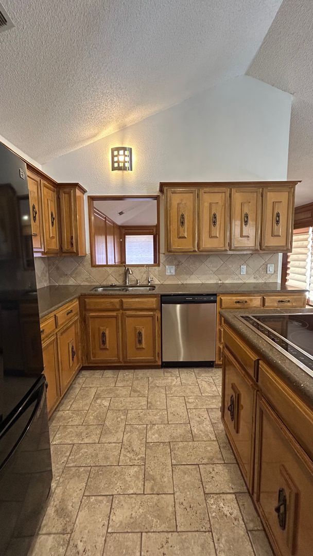 Building Photo - Large Family Home in Country Club North