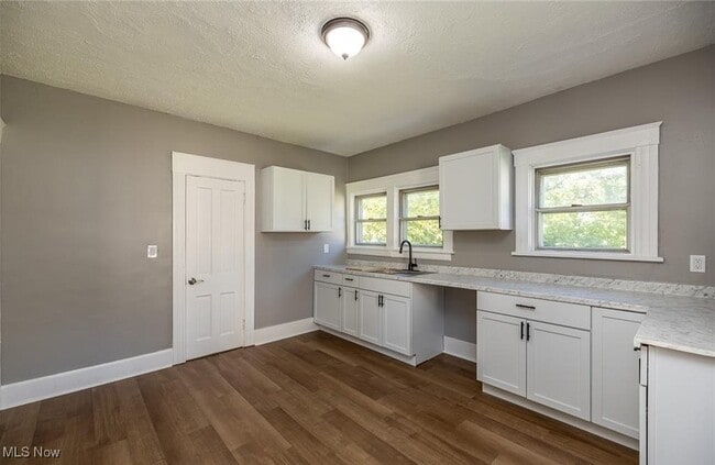 Building Photo - 353 S Maple St