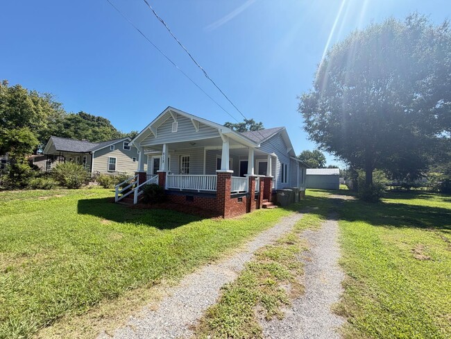 Building Photo - Just remolded 3 bedroom 1 bathroom house. Very close to I85 and Downtown Kannapolis