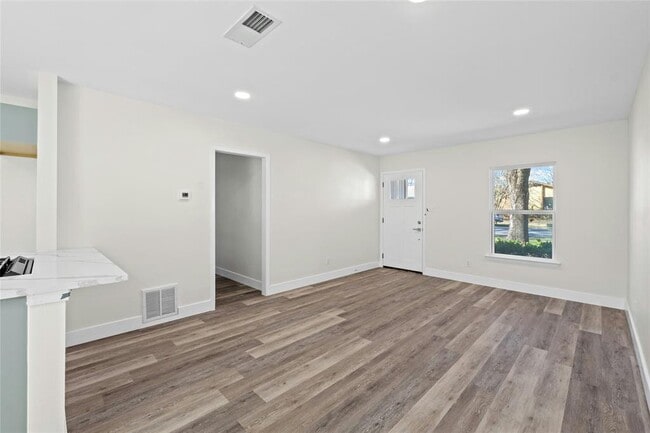 Building Photo - 9417 N Creek Dr