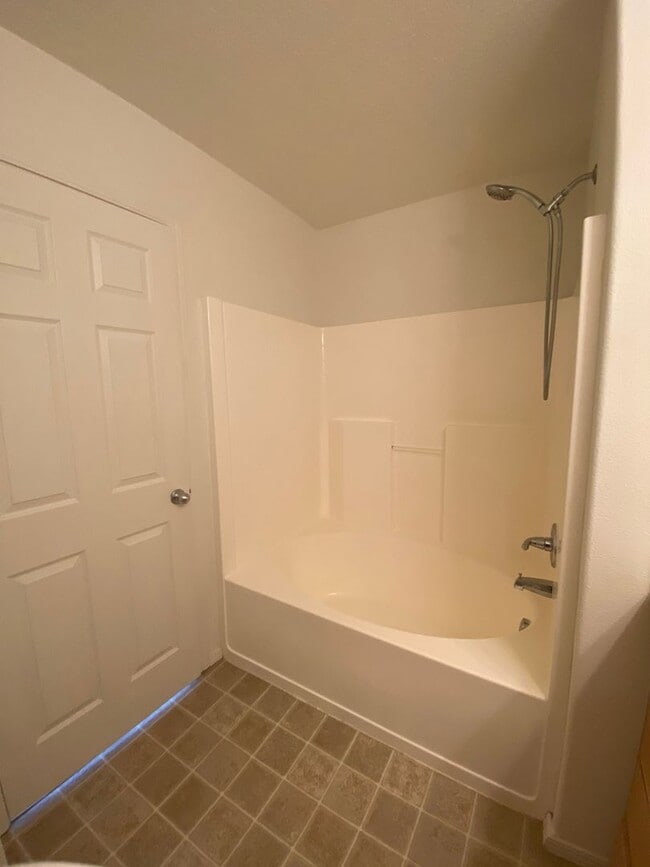 Building Photo - Beautifully Updated Townhouse with New Car...