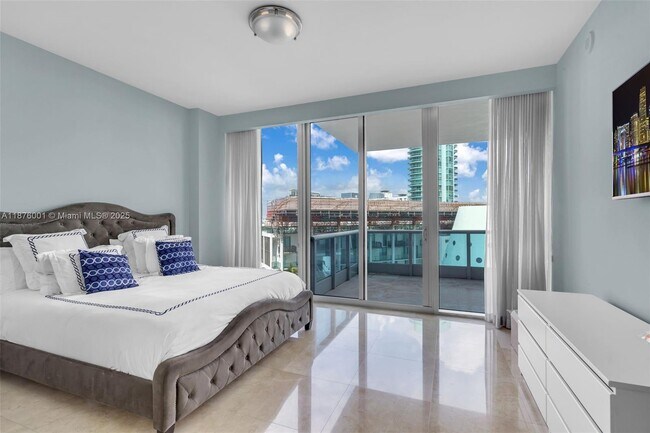 Building Photo - 5959 Collins Ave