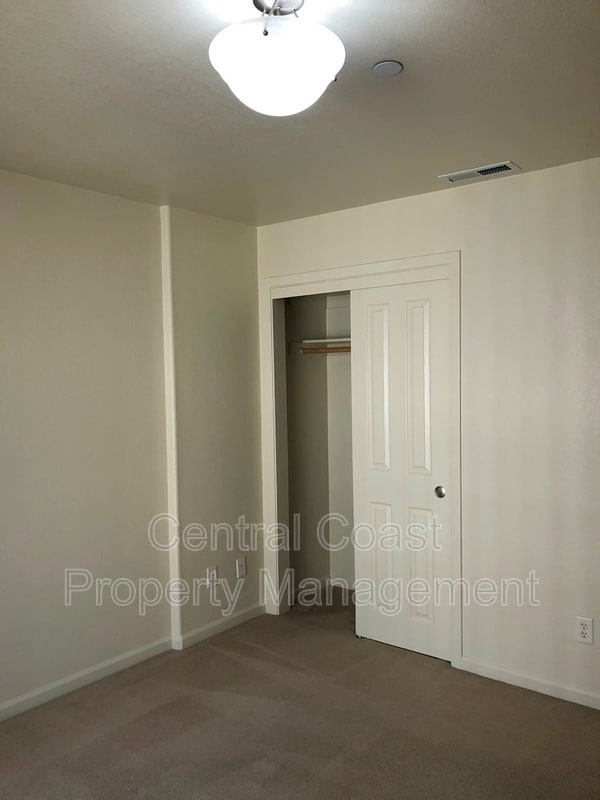 Building Photo - 10 Carmel Cir