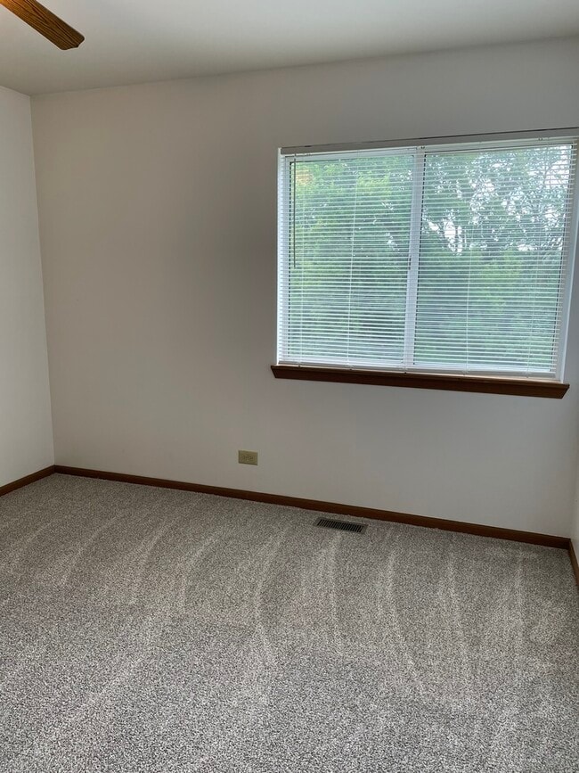 Building Photo - 4440 Larkspur Ln