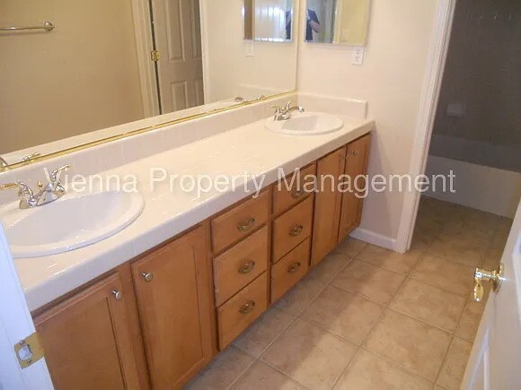 Building Photo - 6768 Maple Creek Dr
