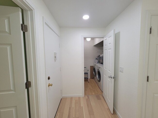 Building Photo - Remodeled Condo Near Microsoft