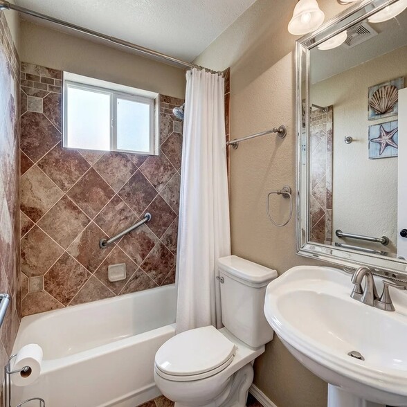 Building Photo - 504 S Laredo Cir