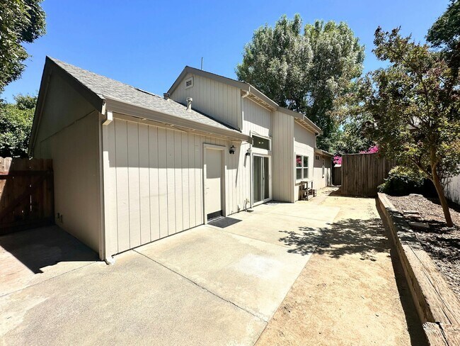 Building Photo - 1661 La Paloma Ct