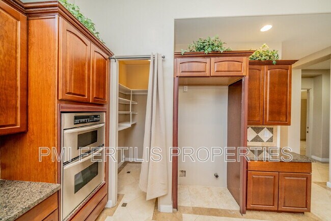 Building Photo - 17425 Cyrus Ln