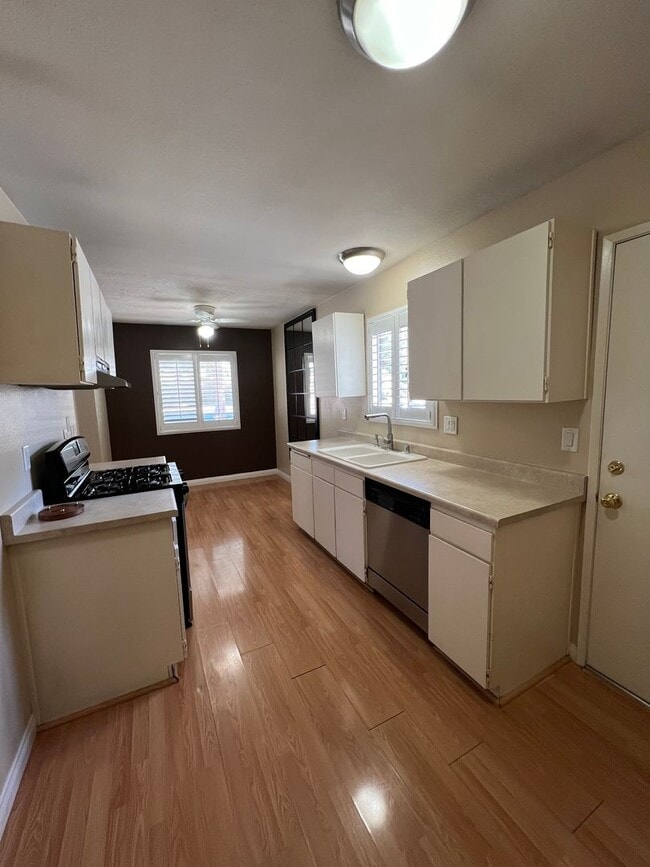 Building Photo - 2 Bed, 1 Bath single story duplex