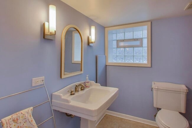 Building Photo - 3536 N Marshfield Ave