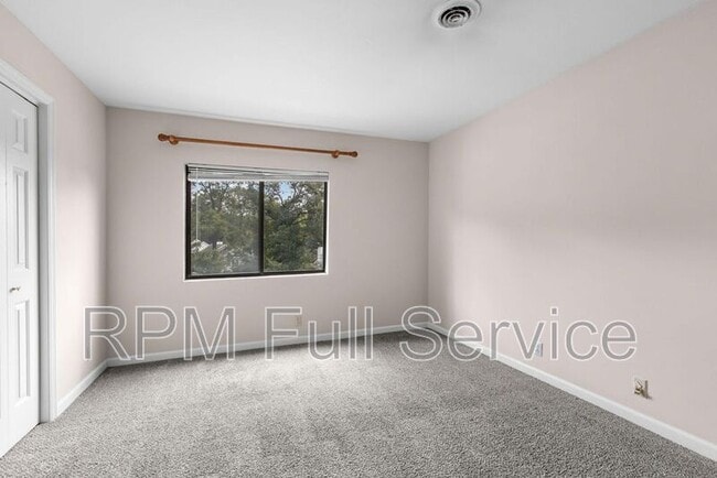 Building Photo - 135 Hicks Rd