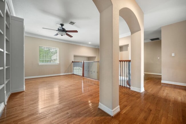 Building Photo - Spacious 2 Story 5 Bedroom , 4 full bathrooms located in Stone Oak!