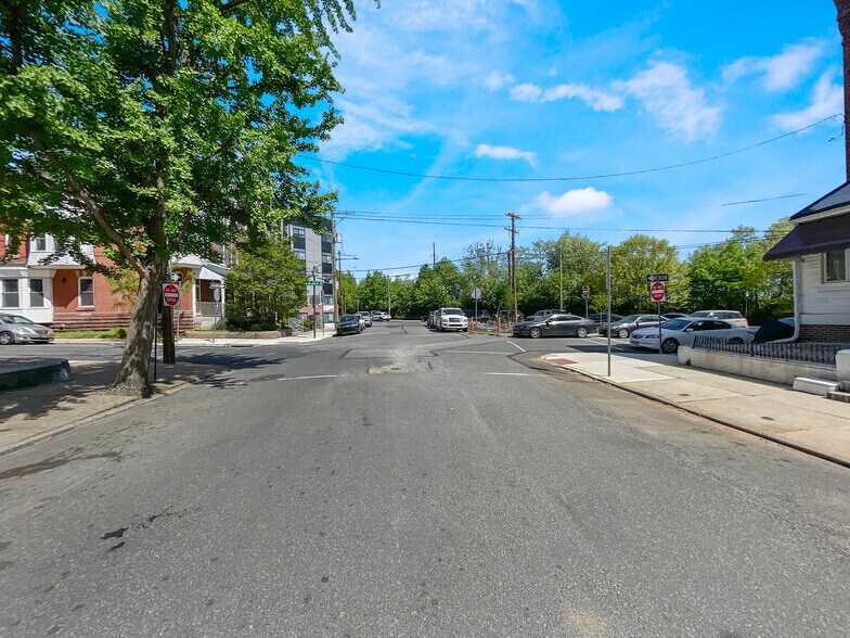 Building Photo - 637 N 32nd St