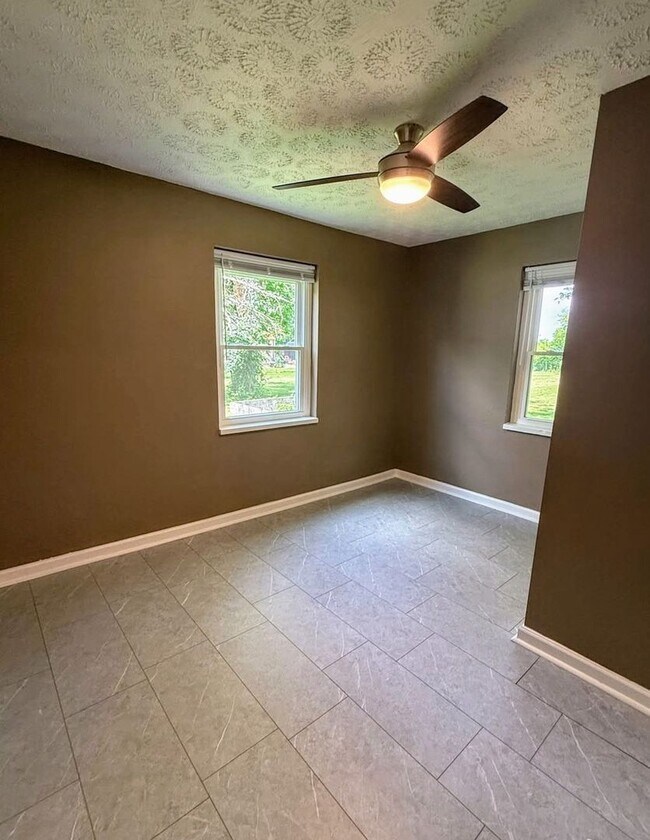 Building Photo - Spacious 6BR House in New Lebanon