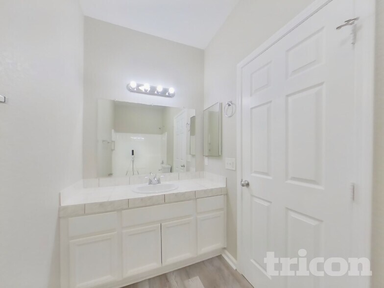 Building Photo - 757 Pino Ave