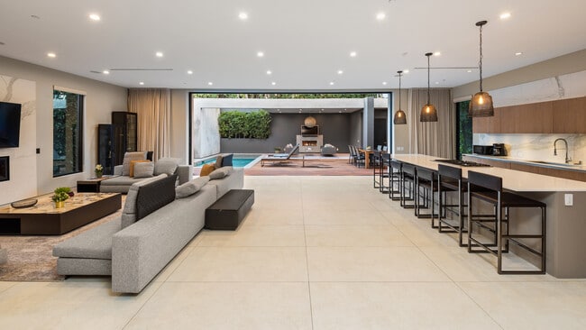 Building Photo - 623 N Edinburgh Ave