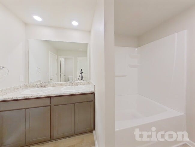 Building Photo - 927 Equine Dr