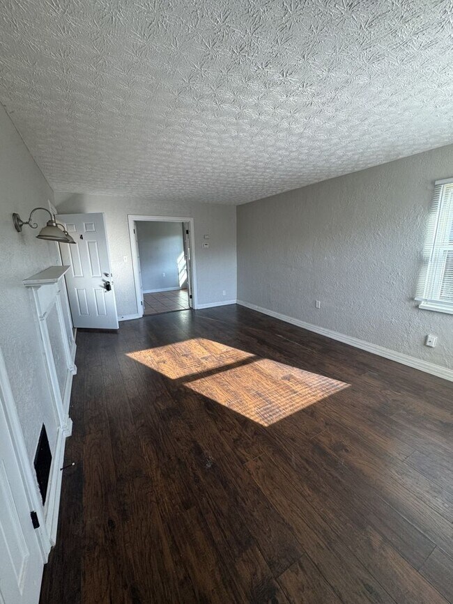 Building Photo - 321 W Norman Ave