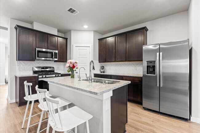 Building Photo - 818 Deerhurst Ln