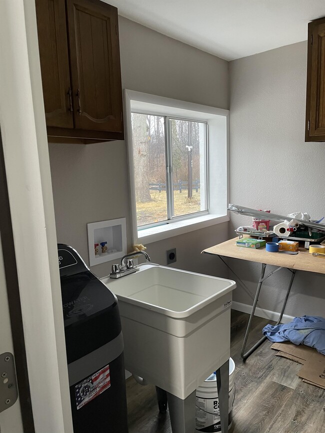 Building Photo - 2224 Oakwood Dr