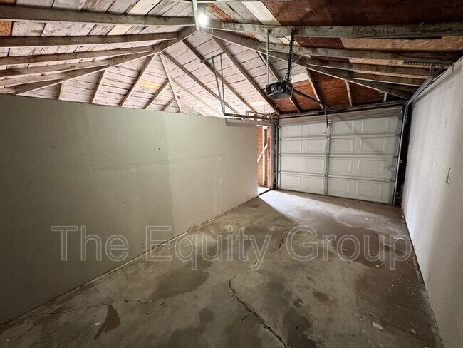 Building Photo - 309 W Noble Ave