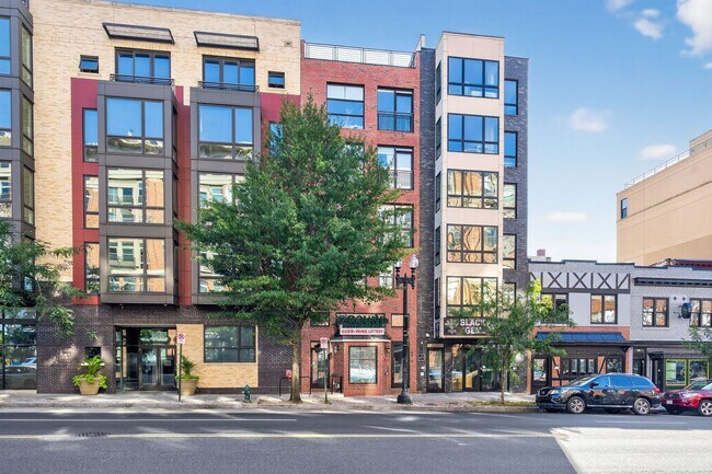 Building Photo - Sophisticated, Beautifully Furnished 2br/2...
