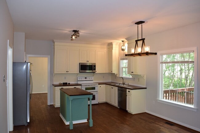 Building Photo - Great house in Top school district Innsbro...
