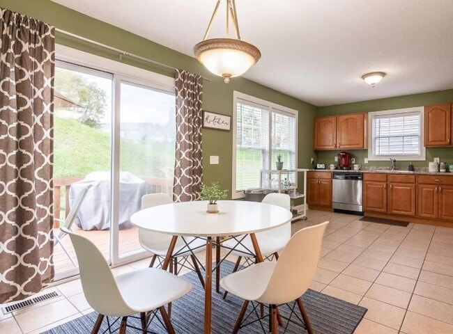 Kitchen - 510 Tall Oak Blvd