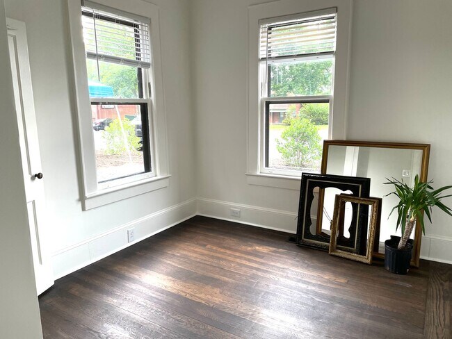 Building Photo - Renovated Historic One Bedroom Apartment D...