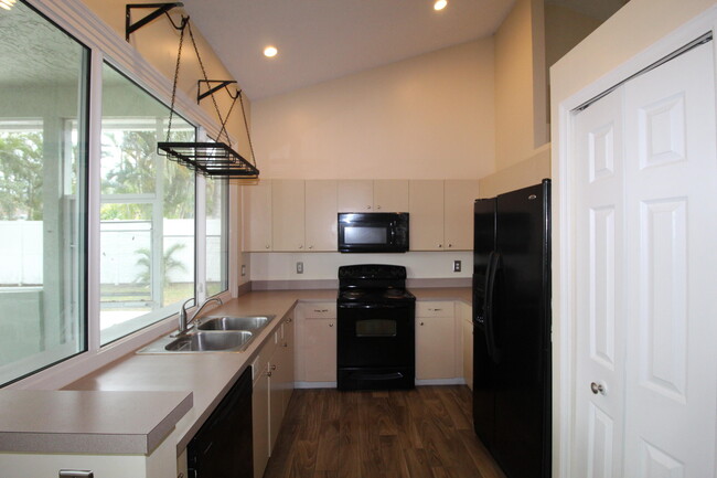 Building Photo - 2073 SW Capeador St