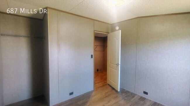 Building Photo - 687 W Mills Dr