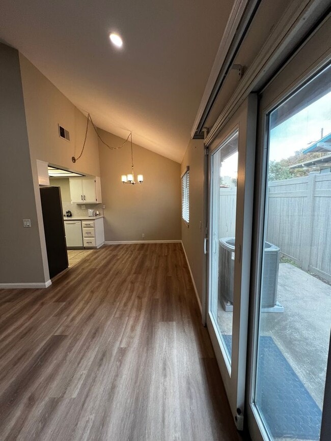 Building Photo - 2 Bedroom 1.5 Bath Townhouse Condo for Rent in the Heart of Monrovia