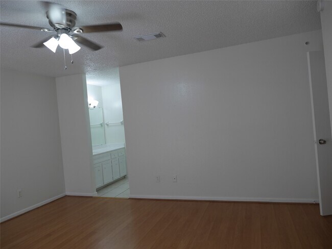 Building Photo - 13840 Hollowgreen Dr