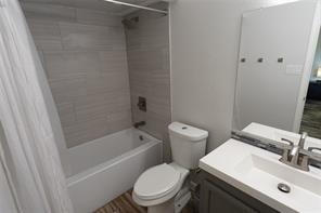 Building Photo - 7021 Greenview Cir N