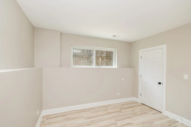 Building Photo - 1044 N Springfield Ave