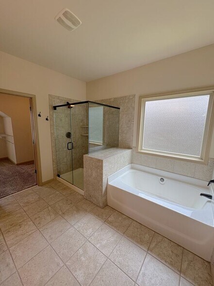 Building Photo - 4950 Belcrest Way