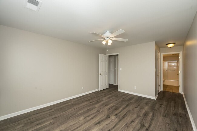 Building Photo - Two Bedroom, 2 Bath Creve Coeur Condo