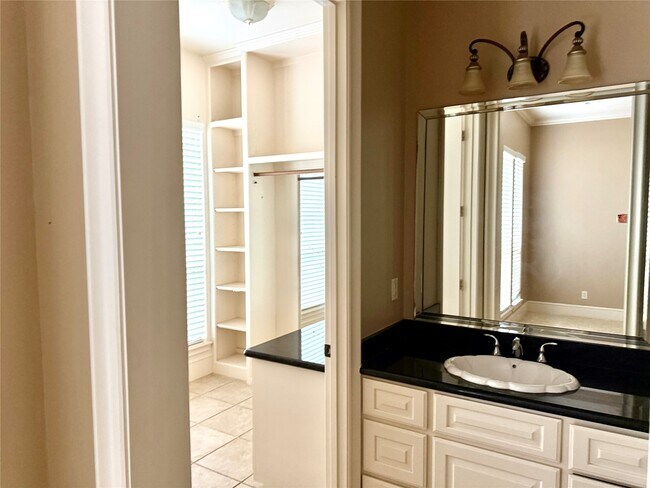 Building Photo - 1631 S Persimmon St