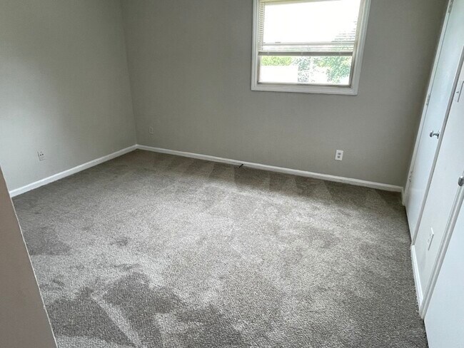 Building Photo - Charming 2-Bedroom Townhome in Prime Charl...