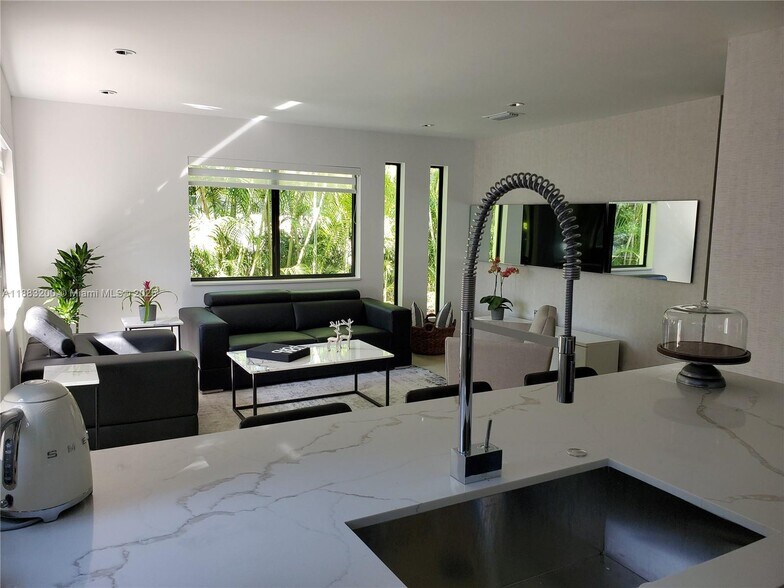 Building Photo - 77 NE 43rd St