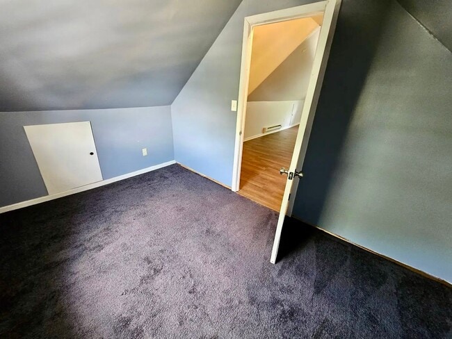Building Photo - Second Floor 2 BED/1 BATH Apartment