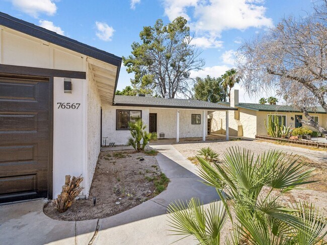 Building Photo - Fully Furnished 3 Bedroom 2 Bath - Single ...