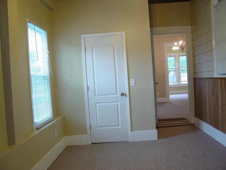 Building Photo - 20 N Locust St